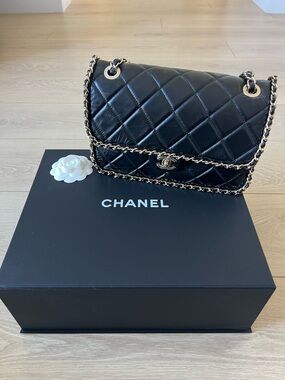 CHANEL Black Quilted Lambskin Shoulder Bag with Gold Chain